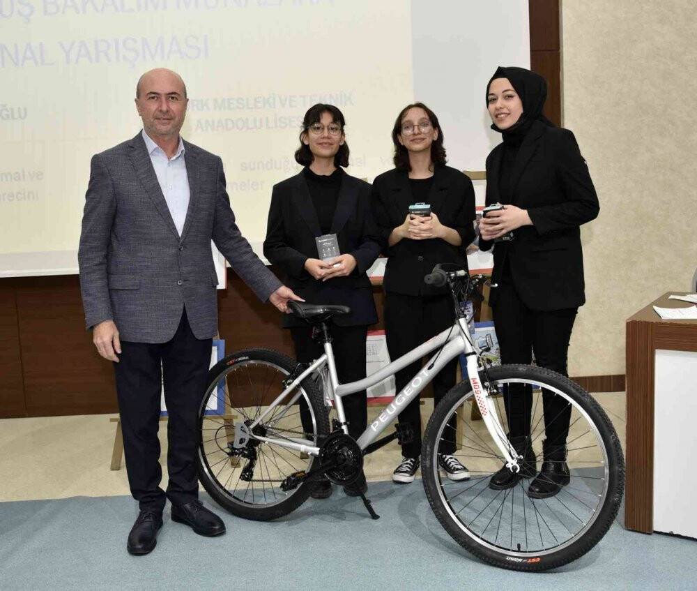 Başkan Pekyatırmacı münazara yarışmasını izledi