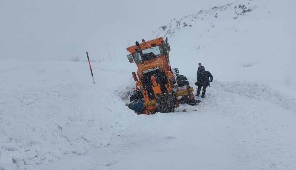 İş makinesi çığ altında kaldı