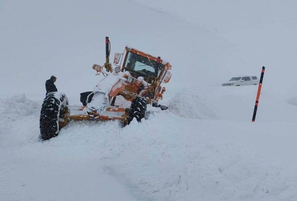İş makinesi çığ altında kaldı