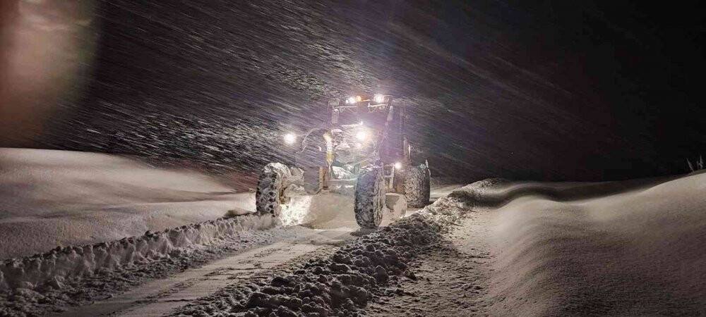 Karda mahsur kalan vatandaşlar kurtarıldı