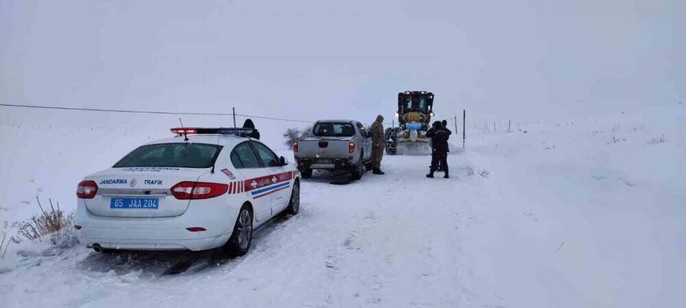 Karda mahsur kalan vatandaşlar kurtarıldı