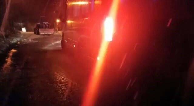 Karda yolda kalan yolcu minibüsü kurtarıldı