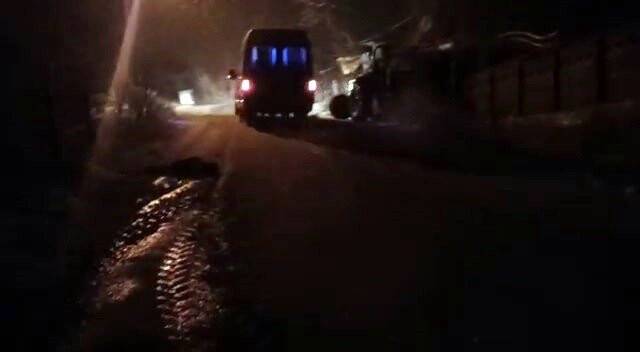 Karda yolda kalan yolcu minibüsü kurtarıldı