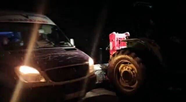 Karda yolda kalan yolcu minibüsü kurtarıldı