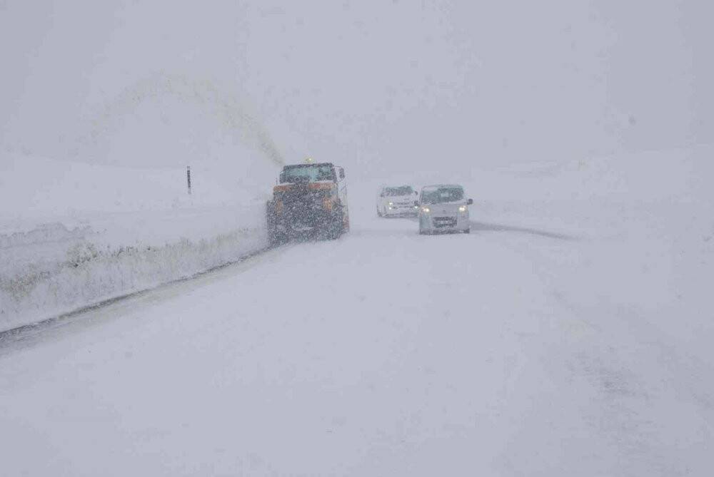 Konya yolunda kar yağışı etkili oluyor