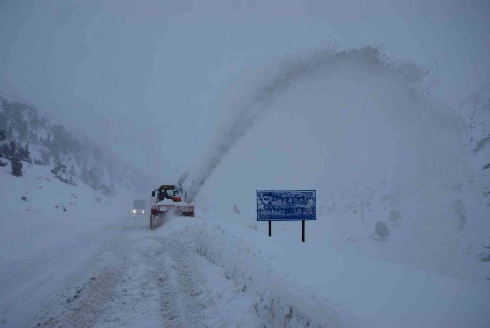Konya yolunda kar yağışı etkili oluyor
