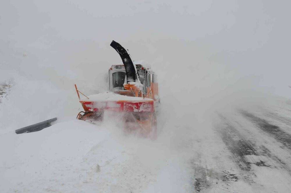 Konya yolunda kar yağışı etkili oluyor
