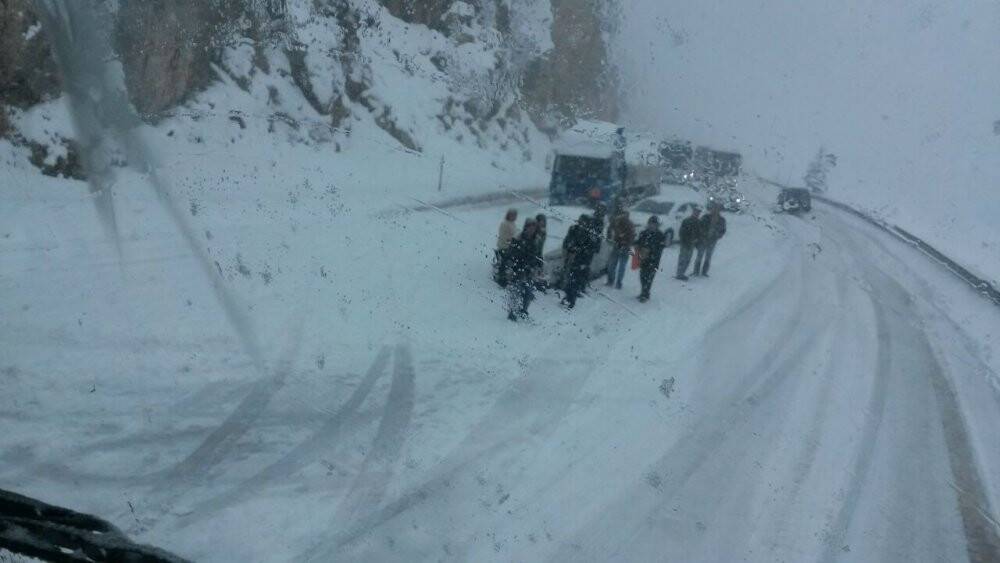 Konya yolunda kar yağışı etkili oluyor