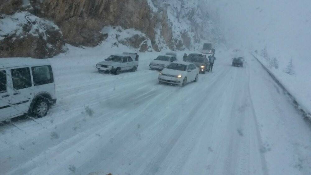 Konya yolunda kar yağışı etkili oluyor