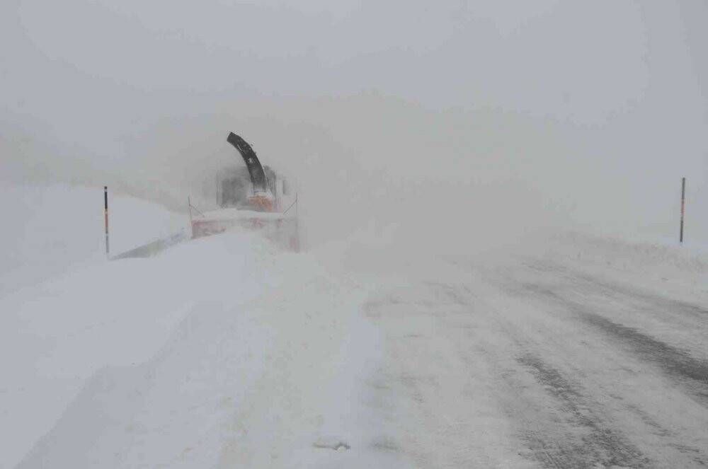 Konya yolunda kar yağışı etkili oluyor