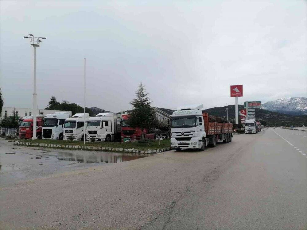 Konya yolunda kar yağışı etkili oluyor