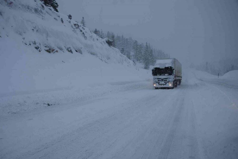 Konya yolunda kar yağışı etkili oluyor