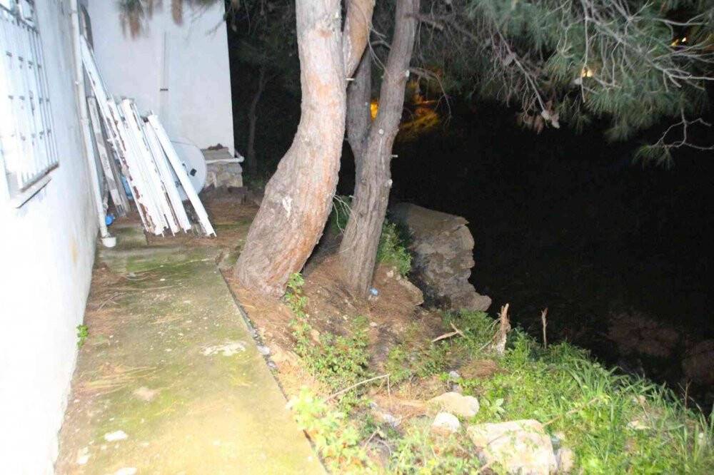 Mahalleli deprem sandı: Duvar yıkıldı, evler tahliye edildi