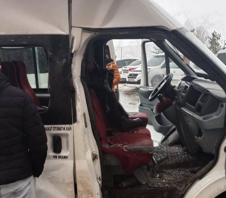 Minibüsün üzerine kaya düştü: 3 yaralı