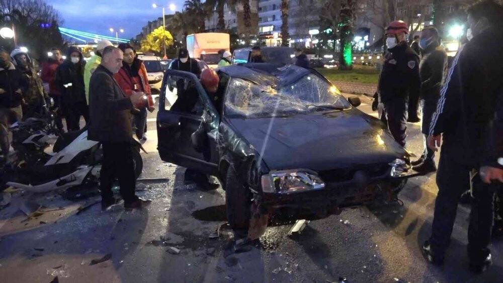 Otomobile çarpan araç ters döndü, yayalar kazadan saniyelerle kurtuldu