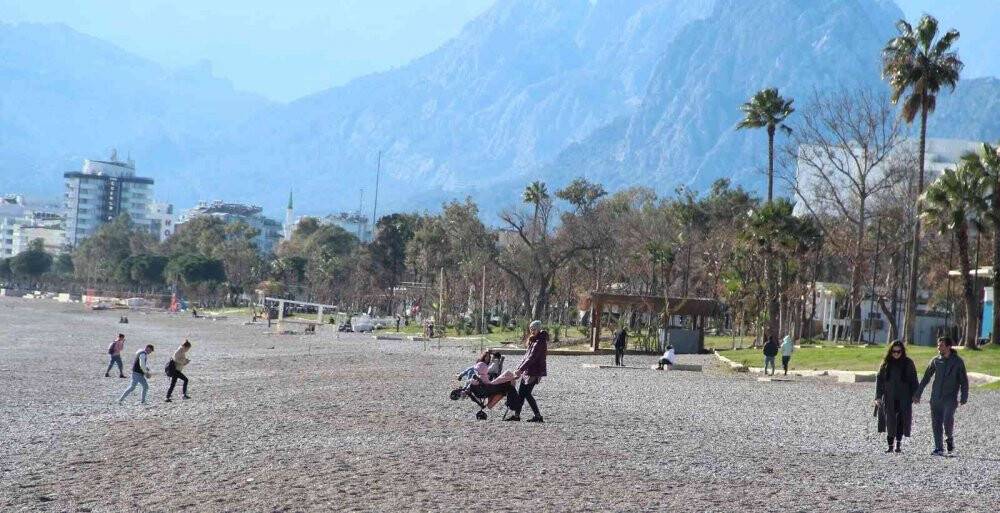Türkiye donarken Antalya’da  güneşi gören sahile geldi