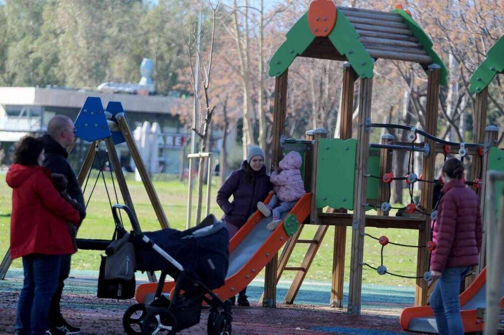 Türkiye donarken Antalya’da  güneşi gören sahile geldi