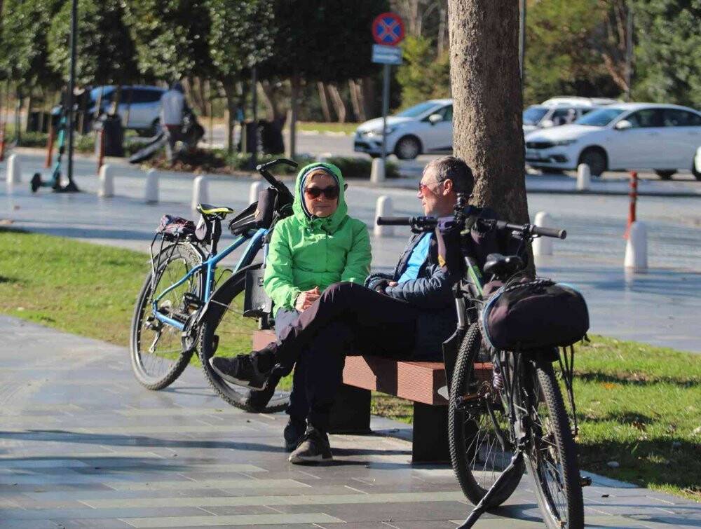 Türkiye donarken Antalya’da  güneşi gören sahile geldi