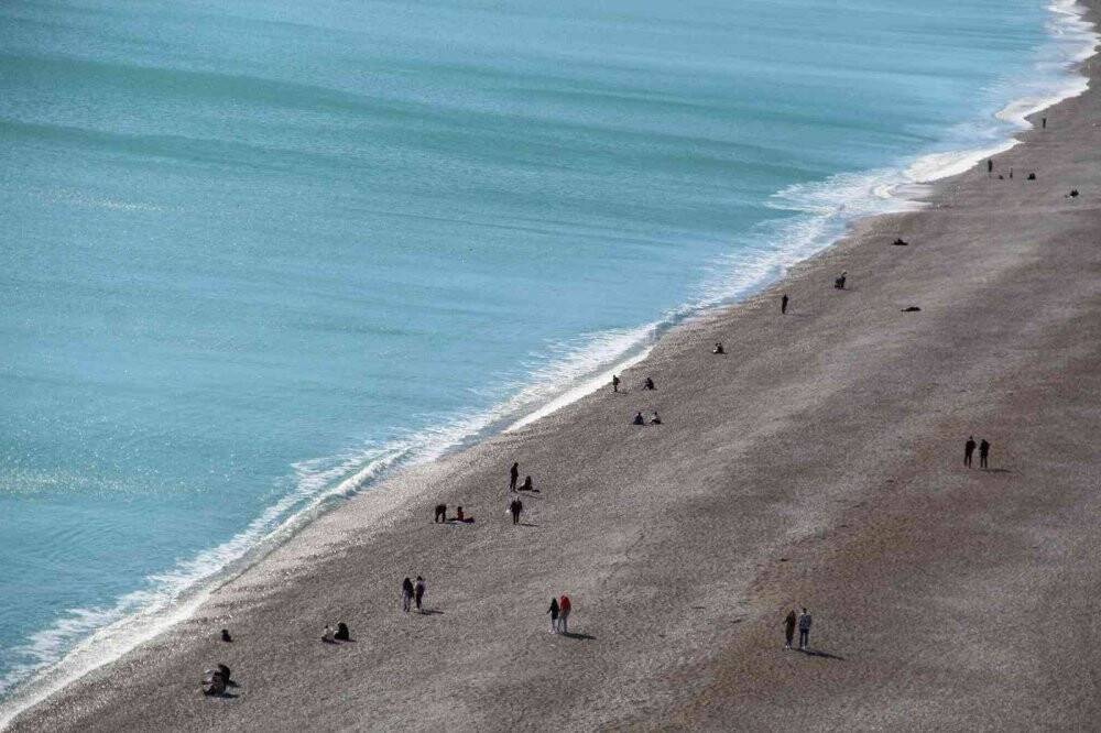 Türkiye donarken Antalya’da  güneşi gören sahile geldi