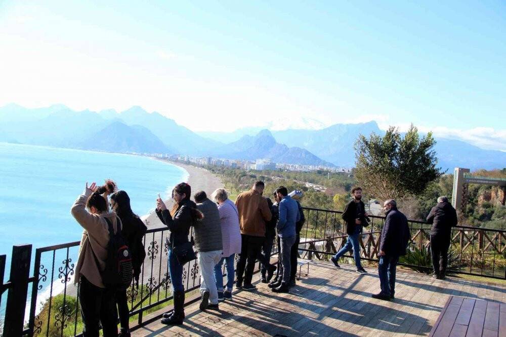 Türkiye donarken Antalya’da  güneşi gören sahile geldi