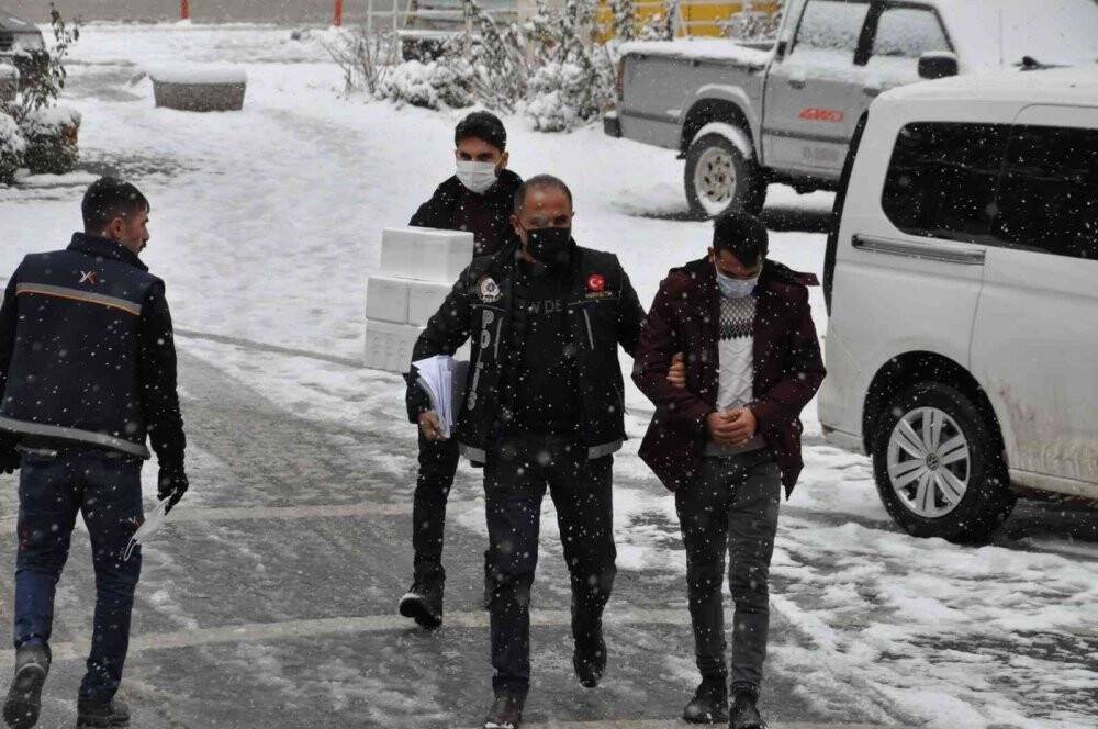 Akşehir’de durdurulan araçta 150 adet uyuşturucu hap ele geçirildi