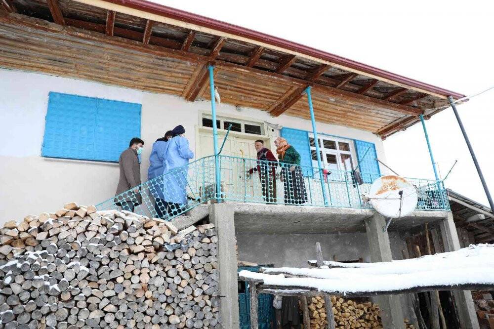 Kar ve tipi onlara engel olmadı, aşı ekipleri dondurucu soğukta görevde