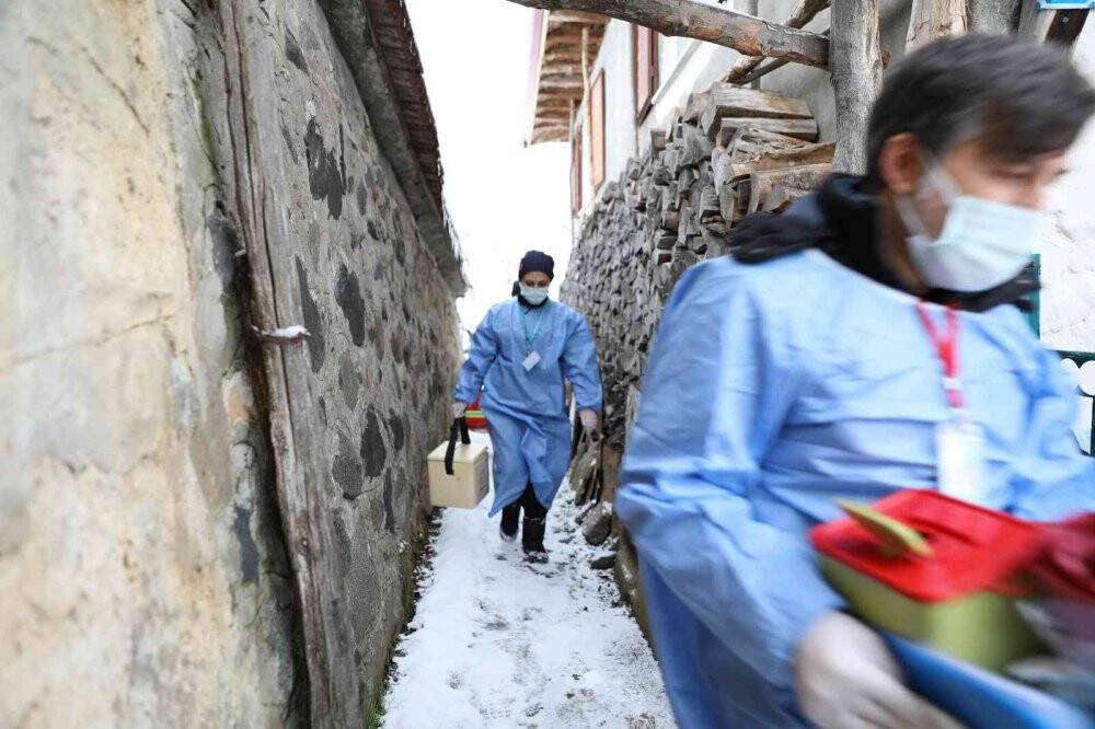 Kar ve tipi onlara engel olmadı, aşı ekipleri dondurucu soğukta görevde