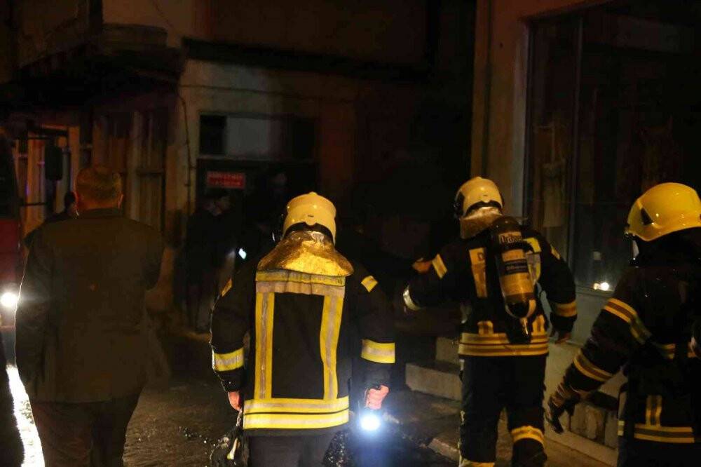 Metruk evdeki yangın kamu kurumlarının yer aldığı binayı küle çeviriyordu
