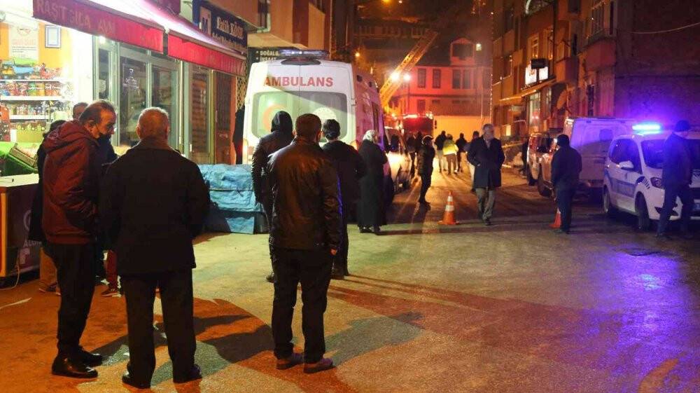 Metruk evdeki yangın kamu kurumlarının yer aldığı binayı küle çeviriyordu