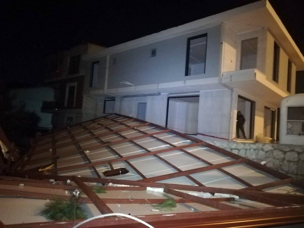 Uçan çatı elektrik tellerini kopardı: Solunum cihazına bağlı genç için zamanla yarıştılar