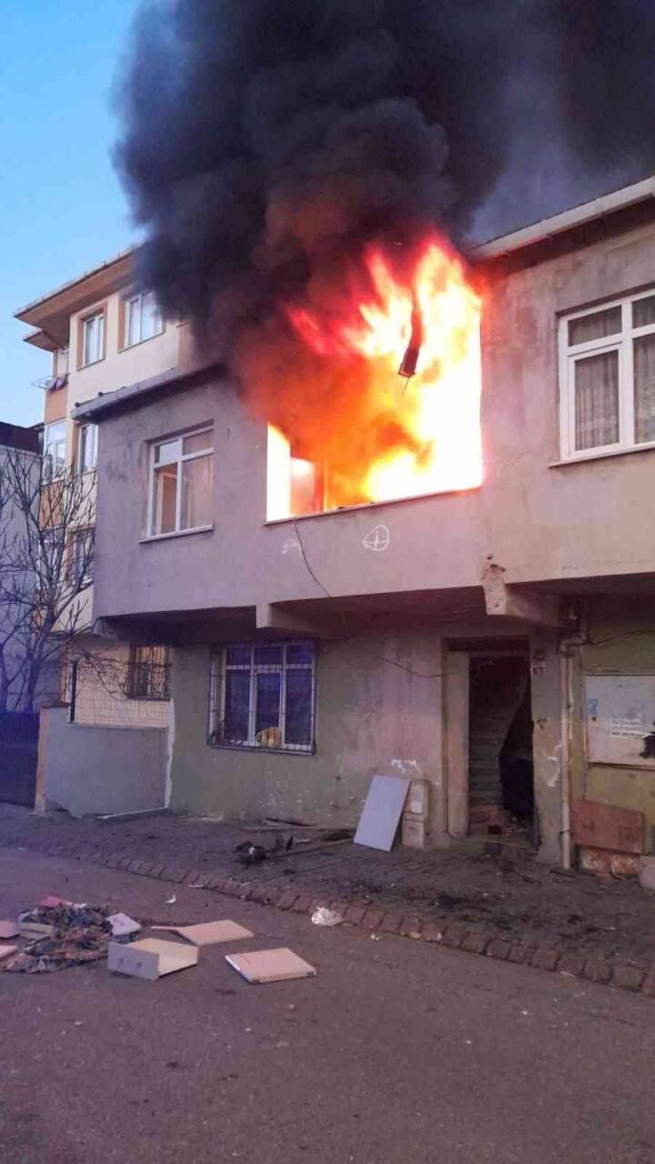 Ümraniye’de içinde ailesinin olduğu evi ateşe verdi, bıçakla itfaiyeyi engelledi
