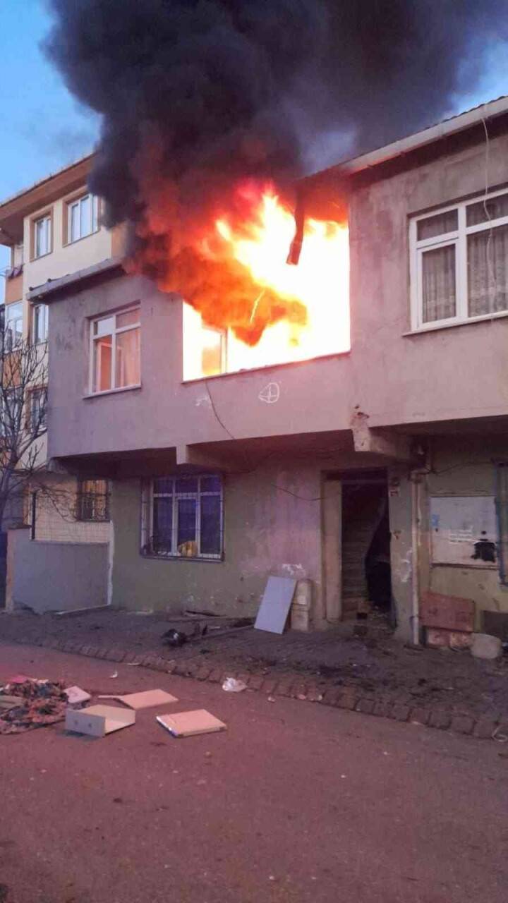 Ümraniye’de içinde ailesinin olduğu evi ateşe verdi, bıçakla itfaiyeyi engelledi