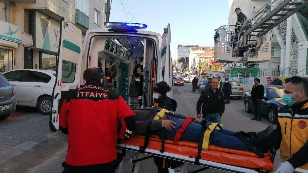 5 katlı binanın çatısından düştü