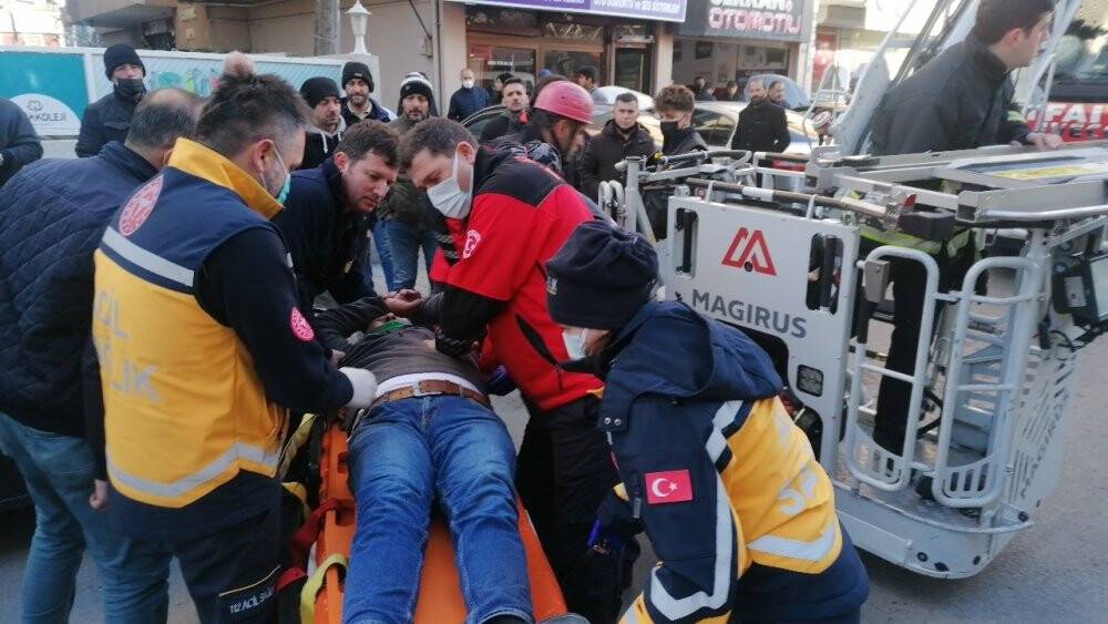 5 katlı binanın çatısından düştü
