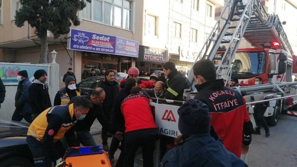 5 katlı binanın çatısından düştü