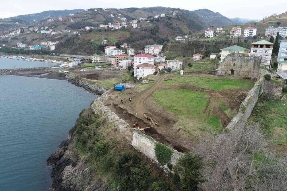 900 yıllık tarihi kalede kafatası olmayan iskelet bulundu
