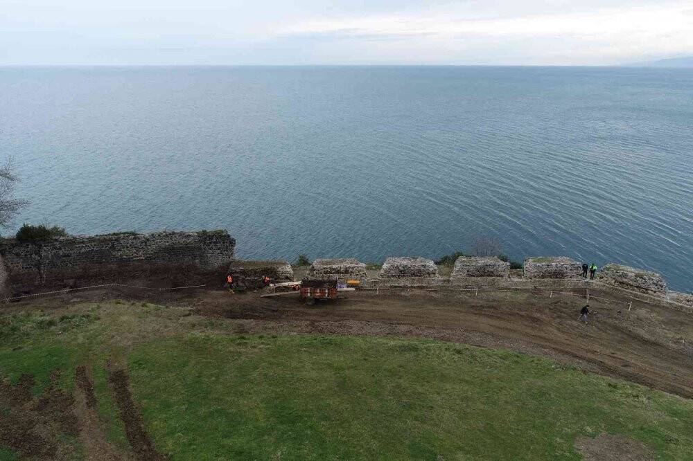 900 yıllık tarihi kalede kafatası olmayan iskelet bulundu