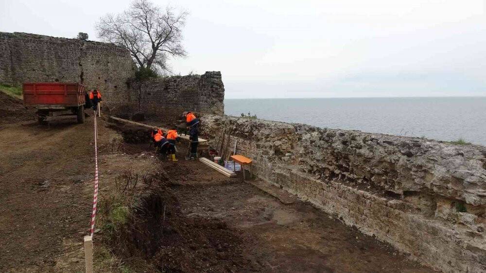 900 yıllık tarihi kalede kafatası olmayan iskelet bulundu