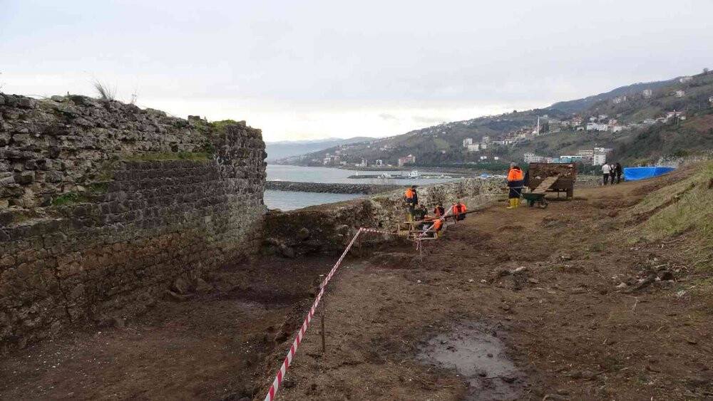 900 yıllık tarihi kalede kafatası olmayan iskelet bulundu