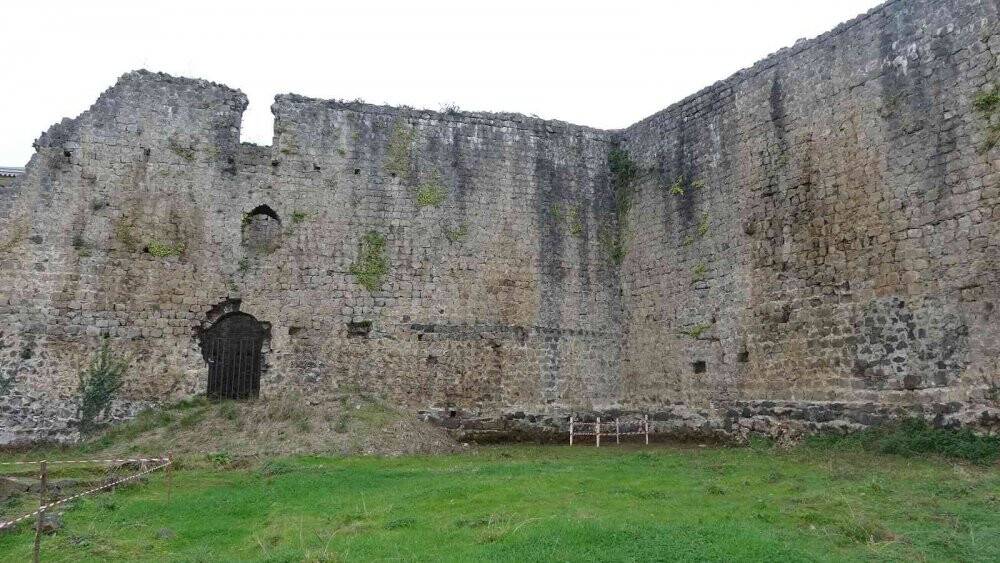 900 yıllık tarihi kalede kafatası olmayan iskelet bulundu