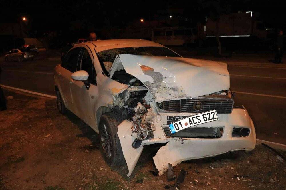 Adana’da otomobil refüjdeki ağaca çarptı: 3 yaralı