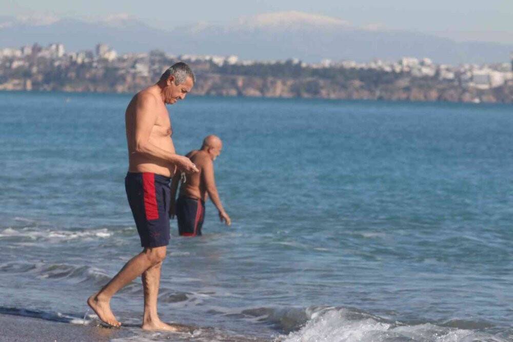 Antalya’da Ocak ayı ortasında deniz keyfi