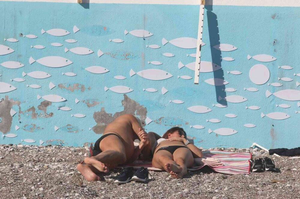 Antalya’da Ocak ayı ortasında deniz keyfi