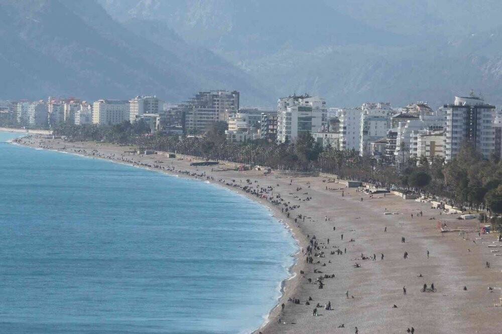 Antalya’da Ocak ayı ortasında deniz keyfi