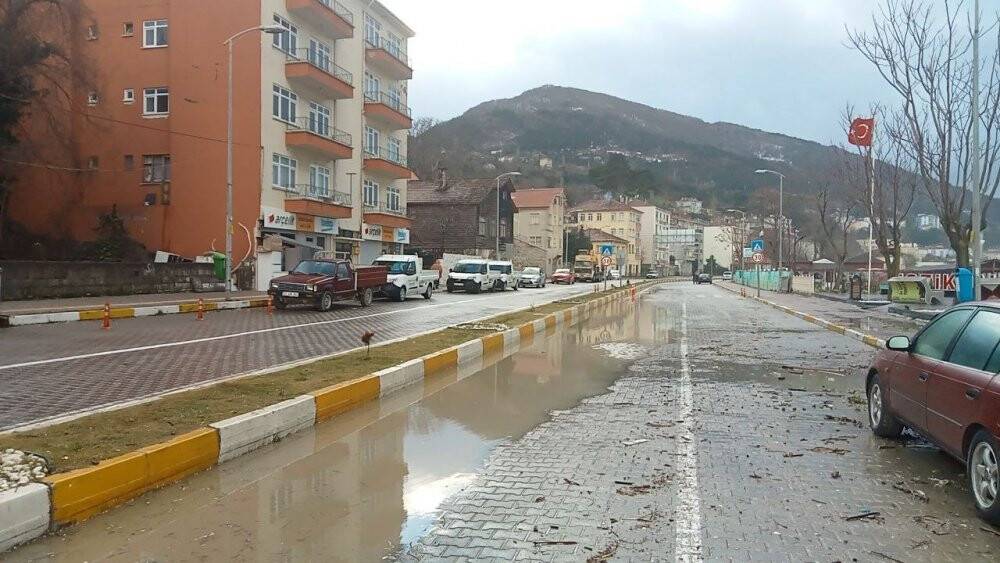 Dev dalgalar Karadeniz sahil yolunu ulaşıma kapattı