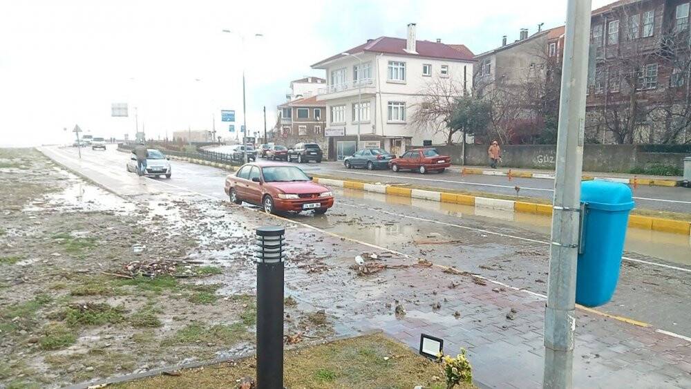 Dev dalgalar Karadeniz sahil yolunu ulaşıma kapattı
