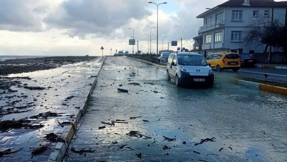 Dev dalgalar Karadeniz sahil yolunu ulaşıma kapattı
