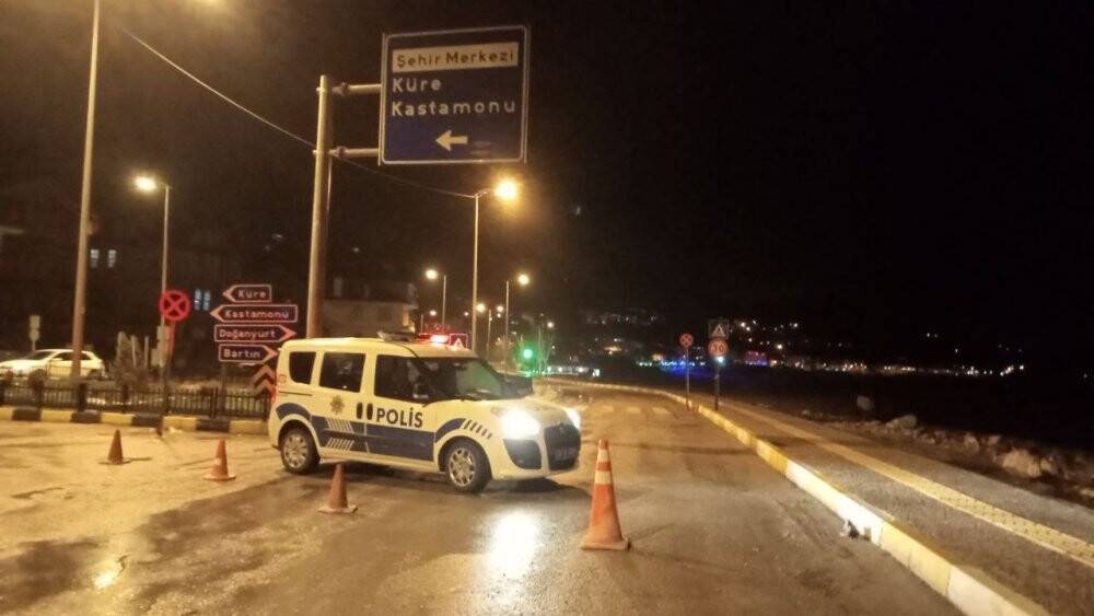 Dev dalgalar Karadeniz sahil yolunu ulaşıma kapattı
