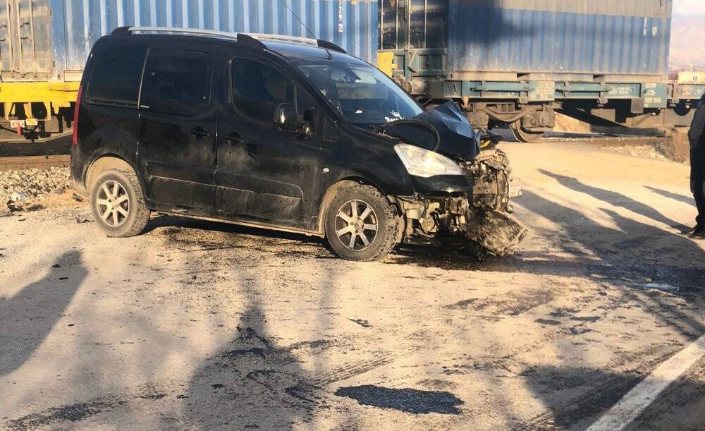 Malatya’da yük treni otomobile çarptı: 1 yaralı