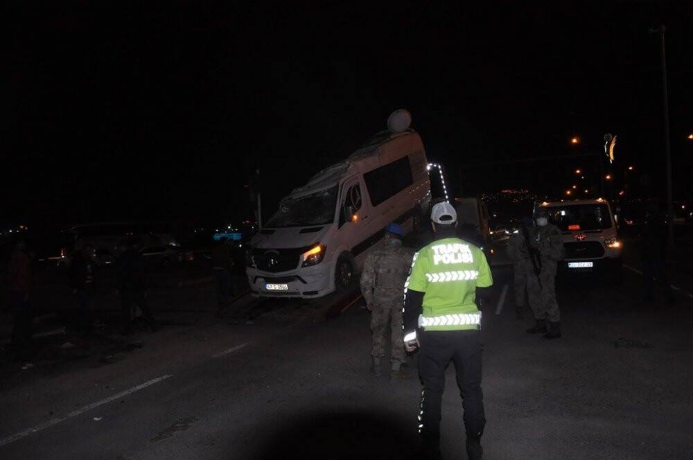 Mardin’de iki servis aracı zincirleme kazaya karıştı: 2’si ağır 11 yaralı